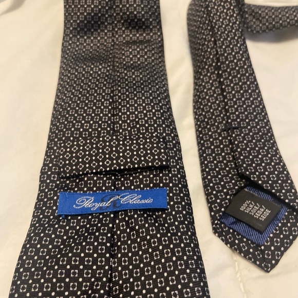 100% silk black Royal Classic tie with cream geometric design. Made ion USA - Picture 5 of 5